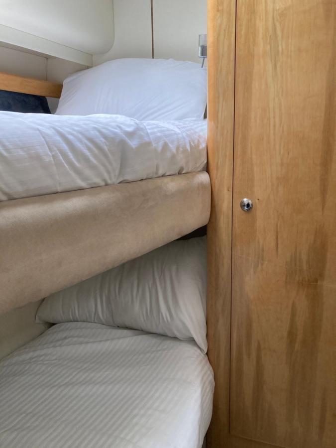 Entire Boat At St Katherine Docks 2 Available Select Using Options * Londra