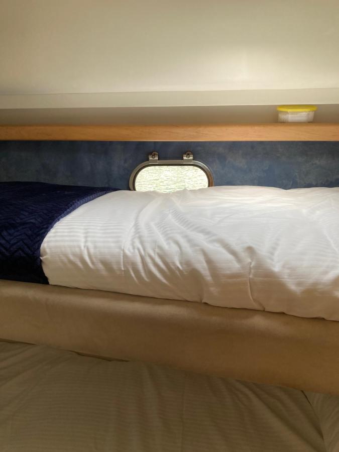 Entire Boat At St Katherine Docks 2 Available Select Using Options * Londra
