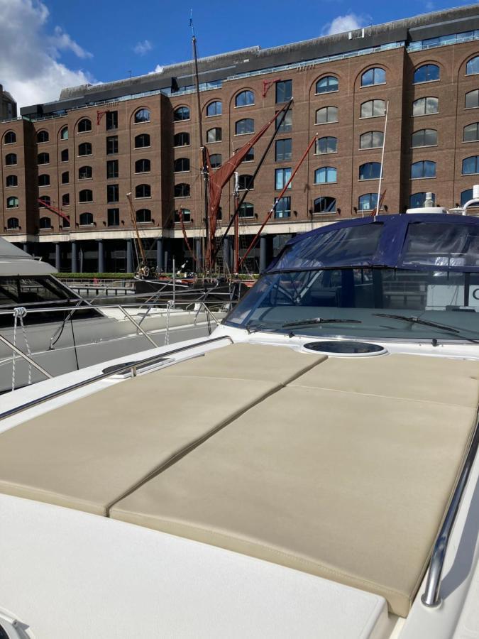 Entire Boat At St Katherine Docks 2 Available Select Using Options * Londra