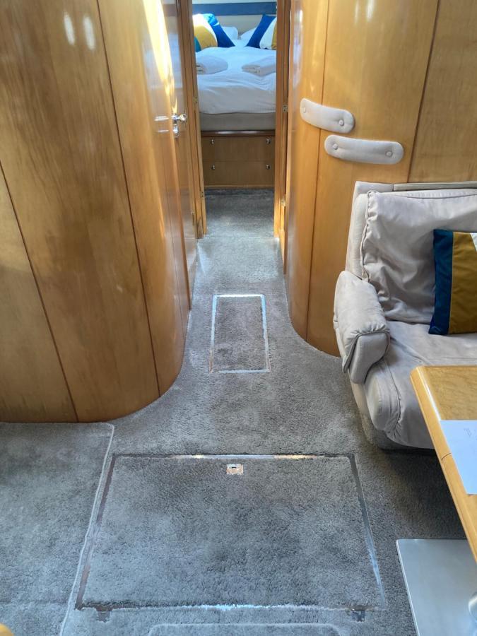 Entire Boat At St Katherine Docks 2 Available Select Using Options * Londra