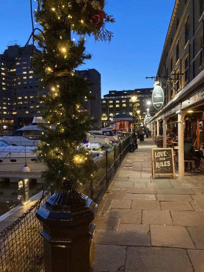 Entire Boat At St Katherine Docks 2 Available Select Using Options * Londra