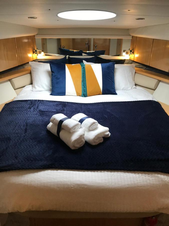 Entire Boat At St Katherine Docks 2 Available Select Using Options Londra