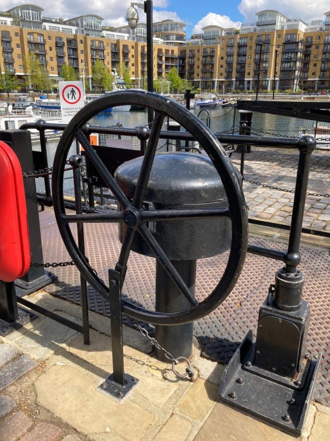 Entire Boat At St Katherine Docks 2 Available Select Using Options * Londra